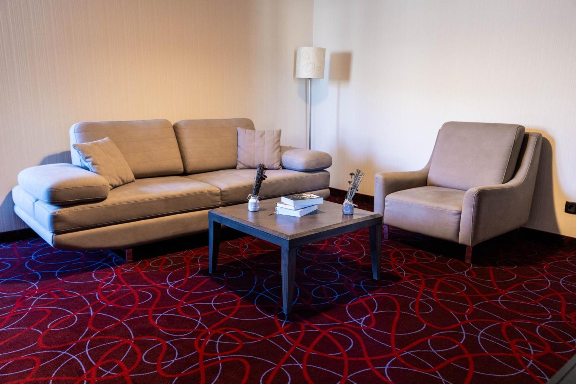 Hotel Sirius Pristina Eksteriør billede